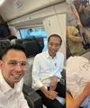 Raffi Ahmad menjadi salah satu rombongan artis yang menjajal Kereta Cepat Jakarta Bandung (KCJB). Tidak hanya berkesempatan bisa makan bareng presiden, pria dua orang anak itu juga mendapat tanda tangan dari presiden di bajunya. [Instagram/raffinagita1717]