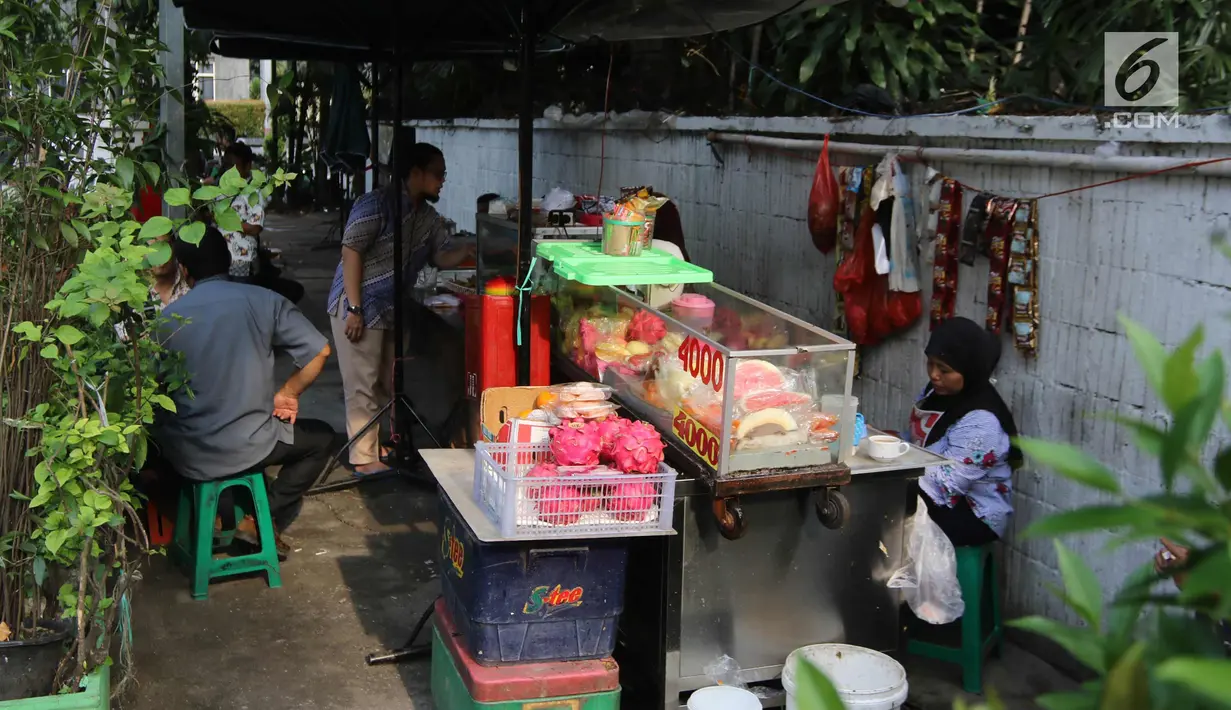 Sejumlah PKL menggelar dagangannya di atas trotoar Jalan Aditiawarman I hingga Jalan Sunan Ampel, Melawai, Jakarta Selatan, Jumat (2/3). Puluhan PKL sempat memasang spanduk OK OCE, namun diturunkan oleh Pemprov DKI Jakarta. (Liputan6.com/Arya Manggala)