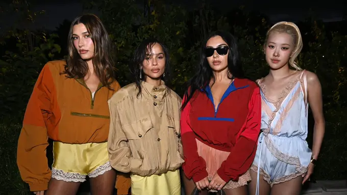 Bak Pajamas Party, Adu Gaya Hailey Bieber hingga Rosé BLACKPINK Pakai Lingierie di Saint Laurent Paris Fashion Week