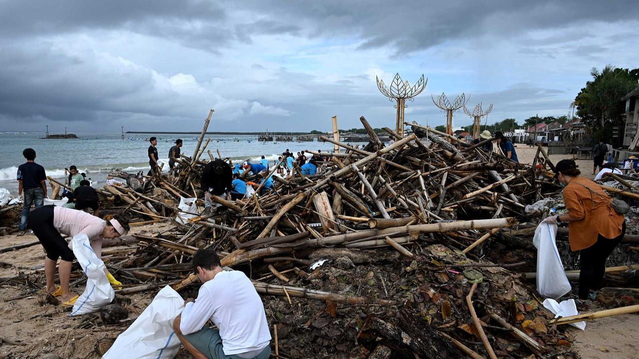 Aksi Bersama Membersihkan Sampah di Pantai Kedonganan Bali