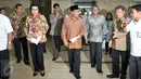 Ketua BPK Harry Azhar Azis didampingi Pimpinan KPK bersiap menuju ruang konferensi pers usai menggelar pertemuan di kantor BPK, Jakarta, Senin (20/6). Pertemuan membahas perkembangan kasus pembelian lahan RS Sumber Waras. (Liputan6.com/Johan Tallo)