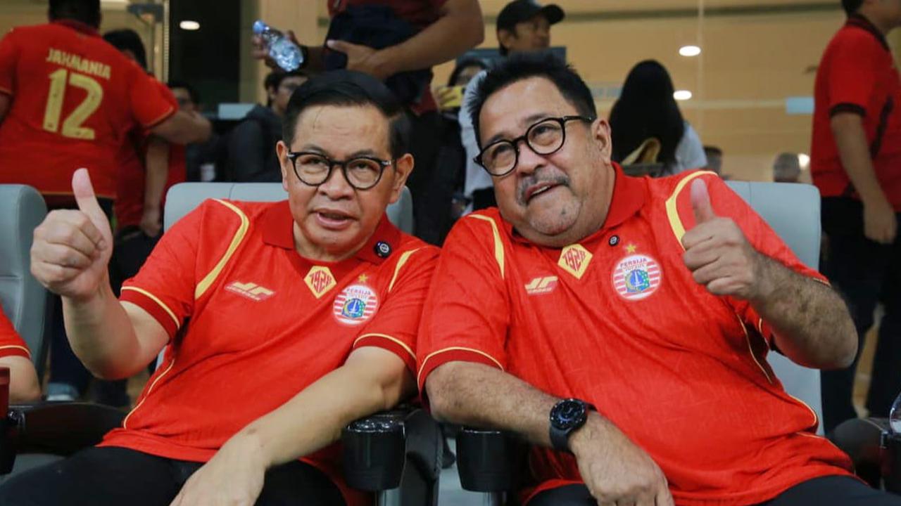 pramono dan rano pakai jersei baru persija