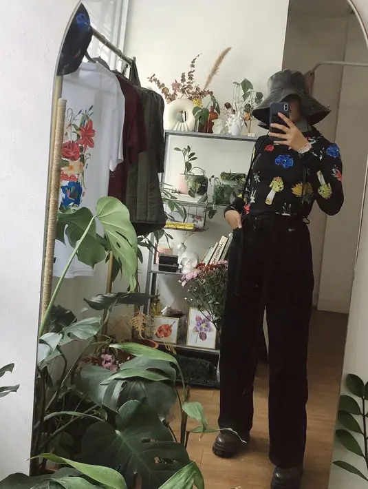 Gaya quirky juga dihadirkan melalui wide leg pants, dan long sleeve bercorak. Paduan topi memberikan total look yang unik.  [Foto: Instagram/ Jenahara]