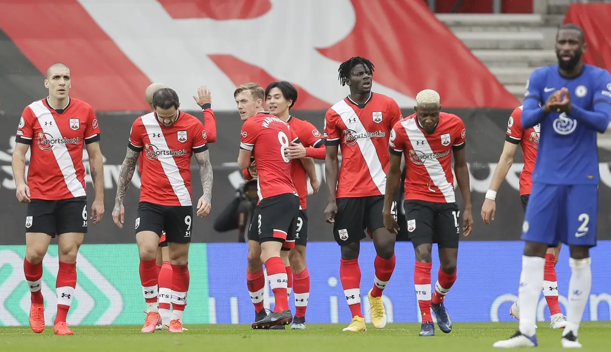 Para pemain Southampton merayakan gol yang dibuat gelandang Takumi Minamino (tengah) ke gawang Chelsea dalam laga lanjutan Liga Inggris 2020/21 pekan ke-25 di St. Mary's Stadium, Southampton, Sabtu (20/2/2021). Southampton bermain imbang 1-1 dengan Chelsea. (AP/Kirsty Wigglesworth/Pool)