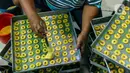 Seorang pekerja membuat kue di industri pembuatan kue kering Pusaka Kwitang, Jakarta, Kamis (30/4/2020). Kue kering yang dijual seharga Rp480 ribu per kaleng itu pada bulan Ramadan tahun ini mengalami penurunan produksi hingga 500 kaleng akibat pandemi COVID-19. (Liputan6.com/Johan Tallo)