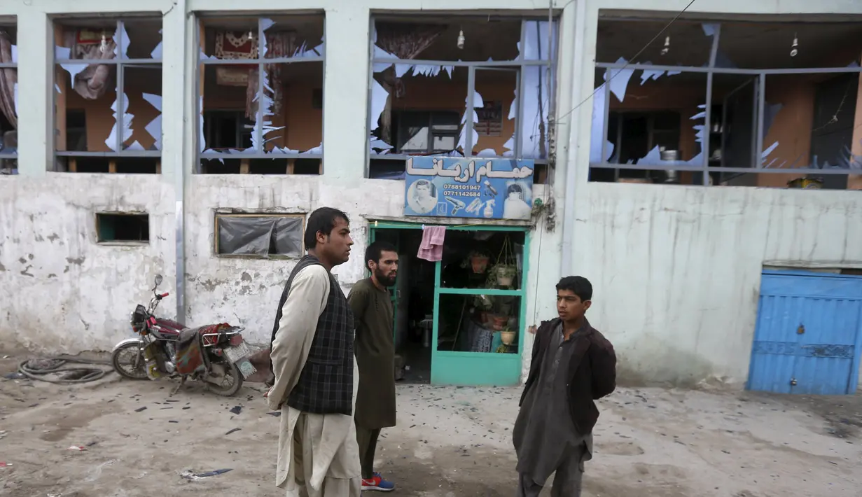 Pemilik toko mengamati jendela yang pecah akibat ledakan bom bunuh diri ledakan di Kabul, Afghanistan, Selasa (19/4). Suara ledakan terdengar dan mengguncang kaca jendela hingga radius beberapa mil. (REUTERS/Omar Sobhani)