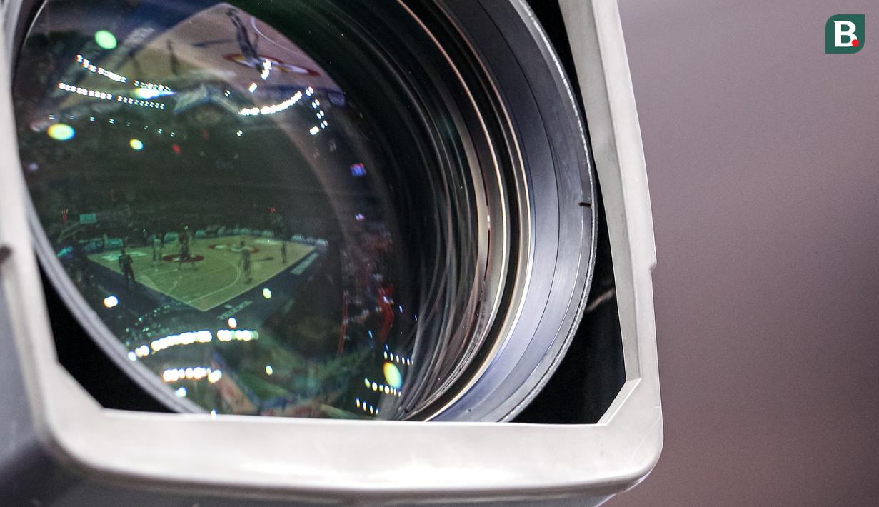 Refleksi pertandingan Grup L Piala Dunia FIBA 2023 antara Spanyol melawan Latvia di Indonesia Arena, Senayan, Jakarta, Jumat (01/09/2023). Laga dimenangkan oleh Latvia dengan skor 74-69. (Bola.com/Bagaskara Lazuardi)