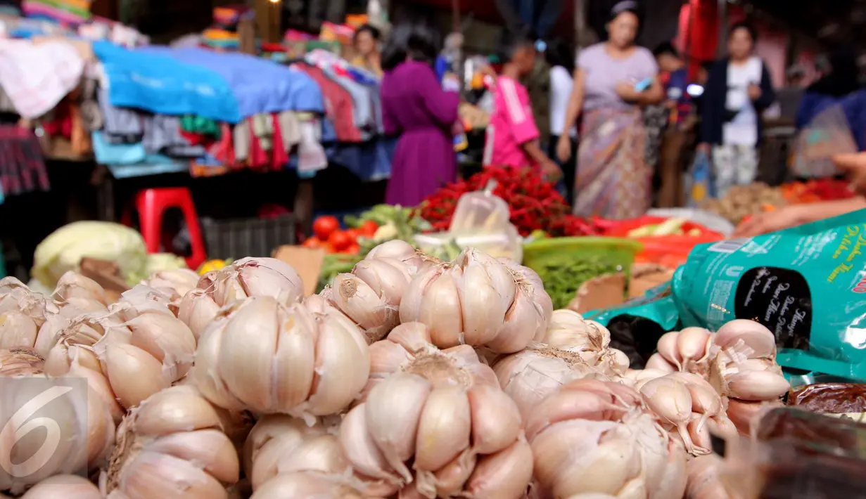 Aktifitas jual beli di Pasar Kebayoran Lama, Jakarta, Kamis (24/9/2015). Perayaan Idul Adha membuat sejumlah harga sayur mengalami kenaikan. (Liputan6.com/Angga Yuniar)