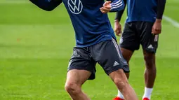 Gelandang Jerman Leon Goretzka mengambil bagian dalam sesi latihan di Hamburg, Jerman utara, Rabu (6/10/2021). Jerman akan menjamu Rumania di matchday ketujuh Grup J Kualifikasi Piala Dunia 2022 Zona Eropa pada Sabtu, 9 Oktober dini hari. (John MACDOUGALL / AFP)