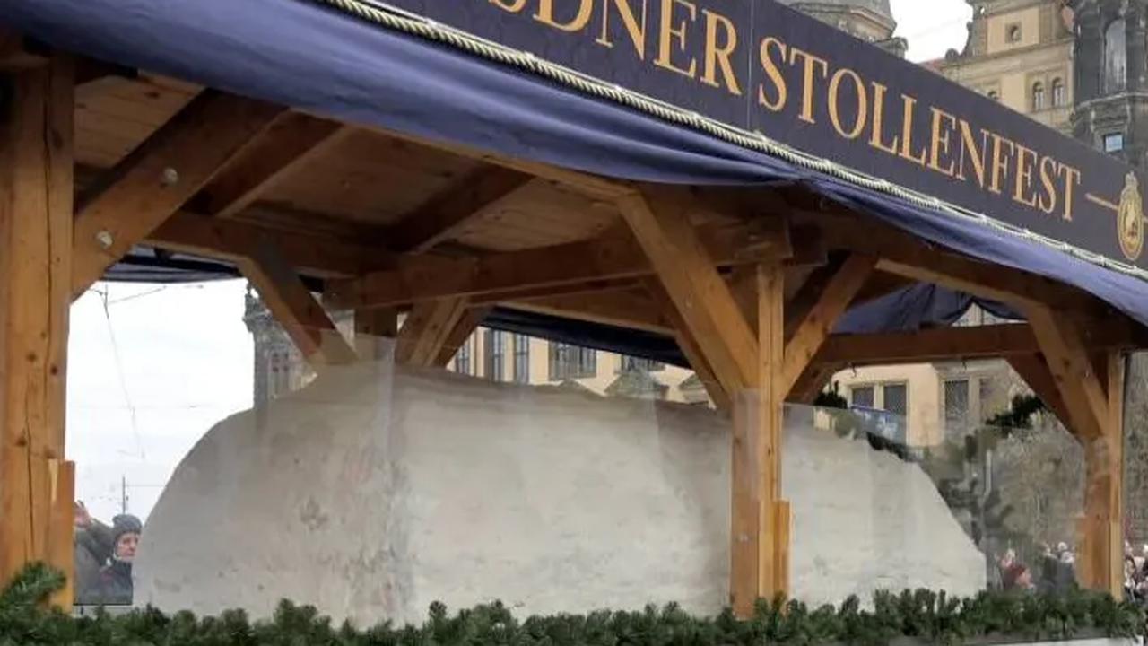 Perayaan itu adalah Festival Christstollen, yang menampilkan kue Stollen raksasa seberat 1,8 ton.