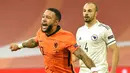 Pemain Belanda, Memphis Depay, melakukan selebrasi usai mencetak gol ke gawang Bosnia and Herzegovina pada laga UEFA Nations League di Johan Cruyff ArenA, Senin (16/11/2020). Belanda menang dengan skor 3-1. (John Thys/Pool via AP)