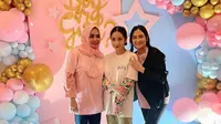 Potret Rieta Amilia Bareng Dua Buah Hatinya. (Sumber: Instagram.com/rieta_amilia)