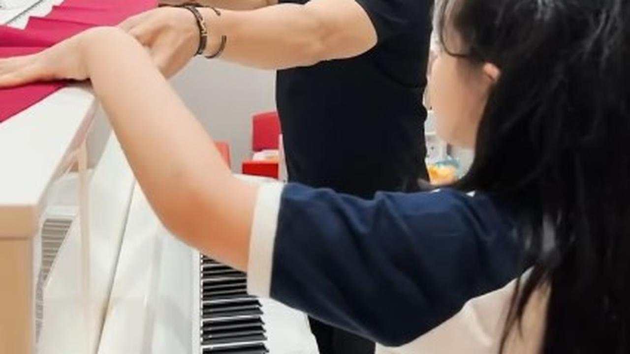 7 Potret Arsy Hermansyah Dapat Hadiah Piano Baru dari Anang dan Ashanty, Senangnya Luar Biasa