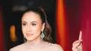 Potongan kebaya dress ini tidak hanya menonjolkan siluet tubuh Wulan dengan sempurna, tetapi juga memperlihatkan keanggunan khas busana tradisional yang dipadukan dengan unsur modern. [@wulanguritno].