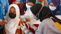 serbuan vaksinasi merdeka di Lapangan Thor, Jalan Padmosusastro, Surabaya, Jumat (15/10/2021). (Dian Kurniawan/Liputan6.com)