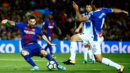 Penyerang Barcelona, Lionel Messi melakukan tendengan yang akhirnya membuahkan gol saat Barcelona melawan Espanyol dalam pertandingan Liga Spanyol di stadion Camp Nou, Barcelona (9/9). Barcelona menang 5-0 atas Espanyol. (AP Photo/Manu Fernandez)