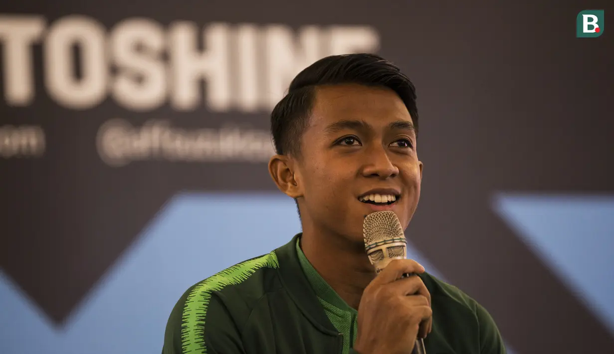 Pemain Timnas Indonesia, Febri Hariyadi, saat tur trofi Piala AFF di Mall Kota Kasablanka, Jakarta, Minggu (4/11). Timnas Indonesia akan memulai Piala AFF melawan Singapura pada 9 September. (Bola.com/Vitalis Yogi Trisna)