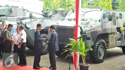 Presiden Joko Widodo saat melihat pameran Alpalhan dan SP3D di Mabes TNI, Jakarta, Senin (16/1). Pameran tersebut adalah bagian dari Rapimnas TNI 2017. (Liputan6.com/Angga Yuniar)