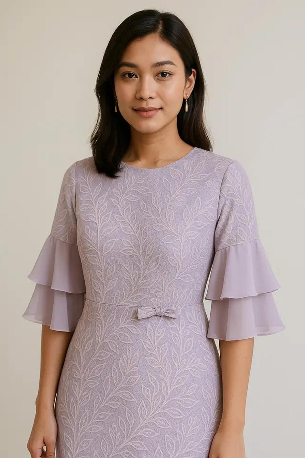 7 Model Batik Lengan Lonceng Dua Tingkat Pastel untuk Kerja, Anggun tapi Tetap Profesional