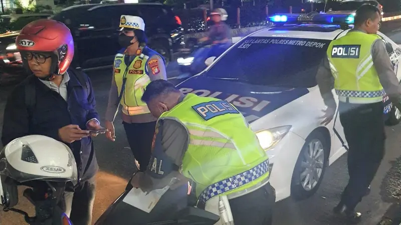 Polisi Tilang Pengendara Lawan Arah di Jalan Raya Margonda Depok