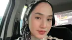 Kelihatan leher dan rambut, ini adalah gaya hijab Hafna Alliya yang belum lama ini disorot netizen. Beberapa netizen menyebut jika gaya hijab Hafna kini berubah. Namun gaaya hijab Hafna Alliya yang seperti ini ini hanya terlihat sesekali. Terlepas dari gaya hijabnya, OOTD wanita dengan nama lengkap Hafna Alliya Gusman ini jadi inspirasi untuk para pengikutnya di Instagram karena modis dan stylish. (Liputan6.com/IG/@afnaalliya_)