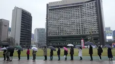 Orang-orang antre untuk menunggu tes virus corona di tempat pengujian darurat di Seoul, Korea Selatan, Jumat (10/12/2021). Otoritas kesehatan Korea Selatan melaporkan lebih dari 7.000 kasus COVID-19 baru untuk ketiga hari berturut-turut pada hari Jumat ini. (AP Photo/Ahn Young-joon)
