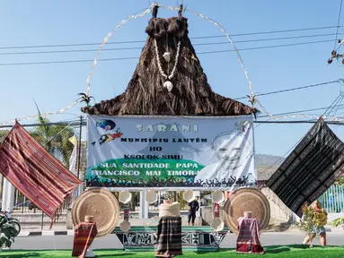 Sebuah instalasi dekorasi menyambut Paus Fransiskus terlihat di tengah jalan di Dili pada 9 September 2024. (Yasuyoshi CHIBA/AFP)