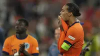 Kapten Belanda, Virgil van Dijk tampak kecewa usai tersingkir di semifinal Euro 2024. (AP Photo/Darko Vojinovic)