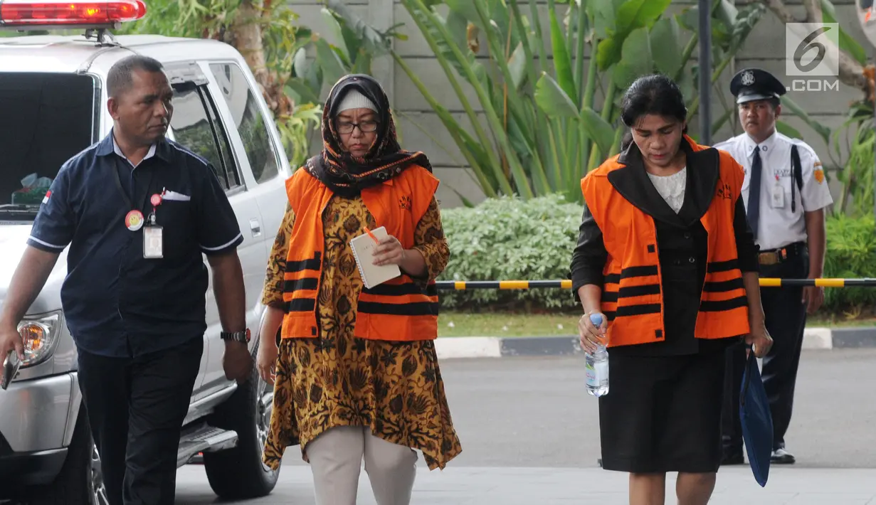 Mantan anggota DPRD Sumut Rahmianna Delima Pulungan (tengah) dan Hakim Adhoc Tipikor PN Medan Merry Purba (kanan) tiba di Gedung KPK, Jakarta, Kamis (20/9). Keduanya akan menjalani pemeriksaan penyidik KPK terkait suap. (Merdeka.com/Dwi Narwoko)