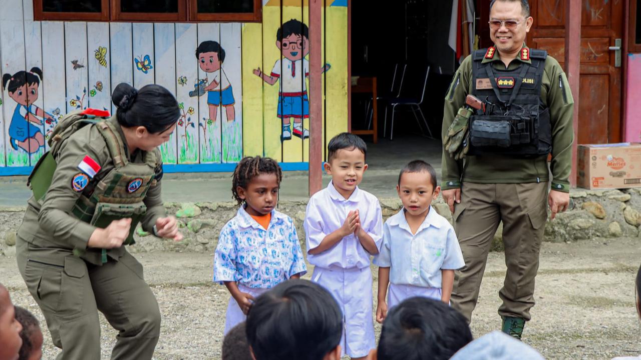 brigadir polisi cantik hibur anak papua