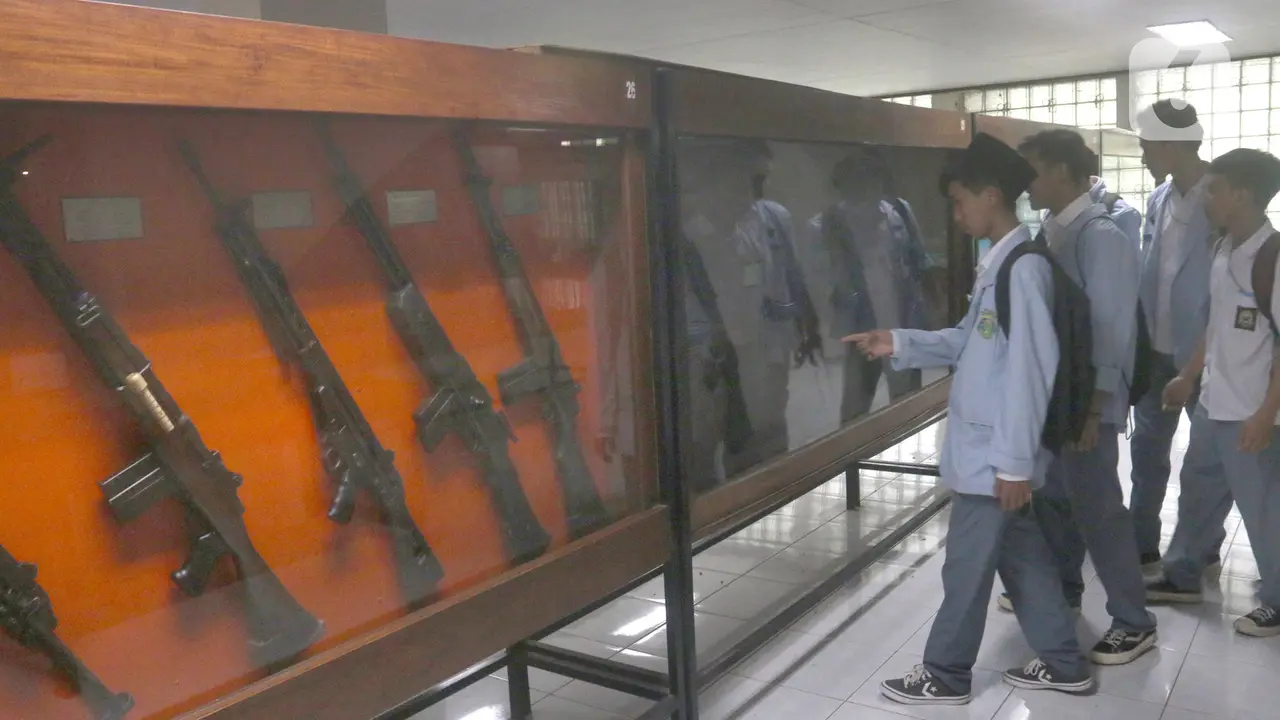 Peringati Hari Pahlawan, Para Pelajar Kunjungi Museum Satria Mandala