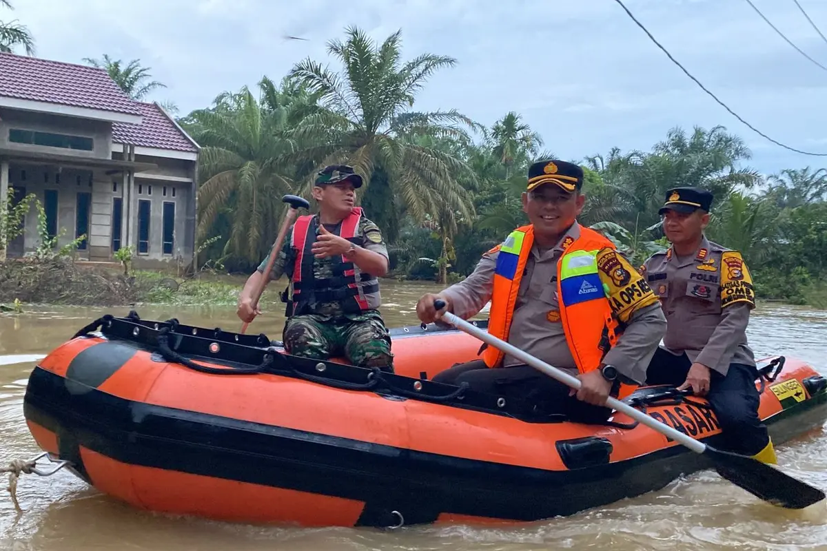 Polres Rokan Hulu bagi-bagi sembako kepada warga yang terdampak banjir sekaligus memberikan pesan kepada masyarakat agar mensukseskan Pemilu Damai tahun 2024.