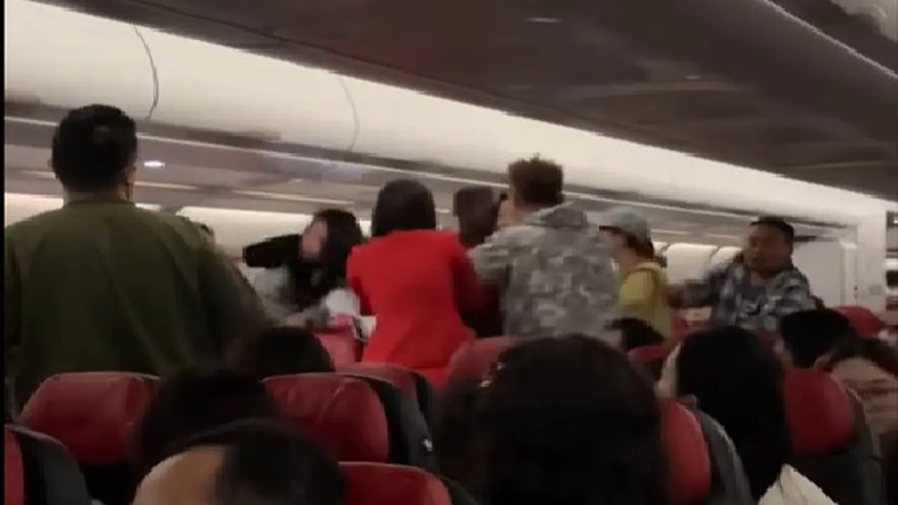 Perkelahian Antar-penumpang Pecah dalam Penerbangan AirAsia X Gara-gara Suara Obrolan Terlalu Berisik