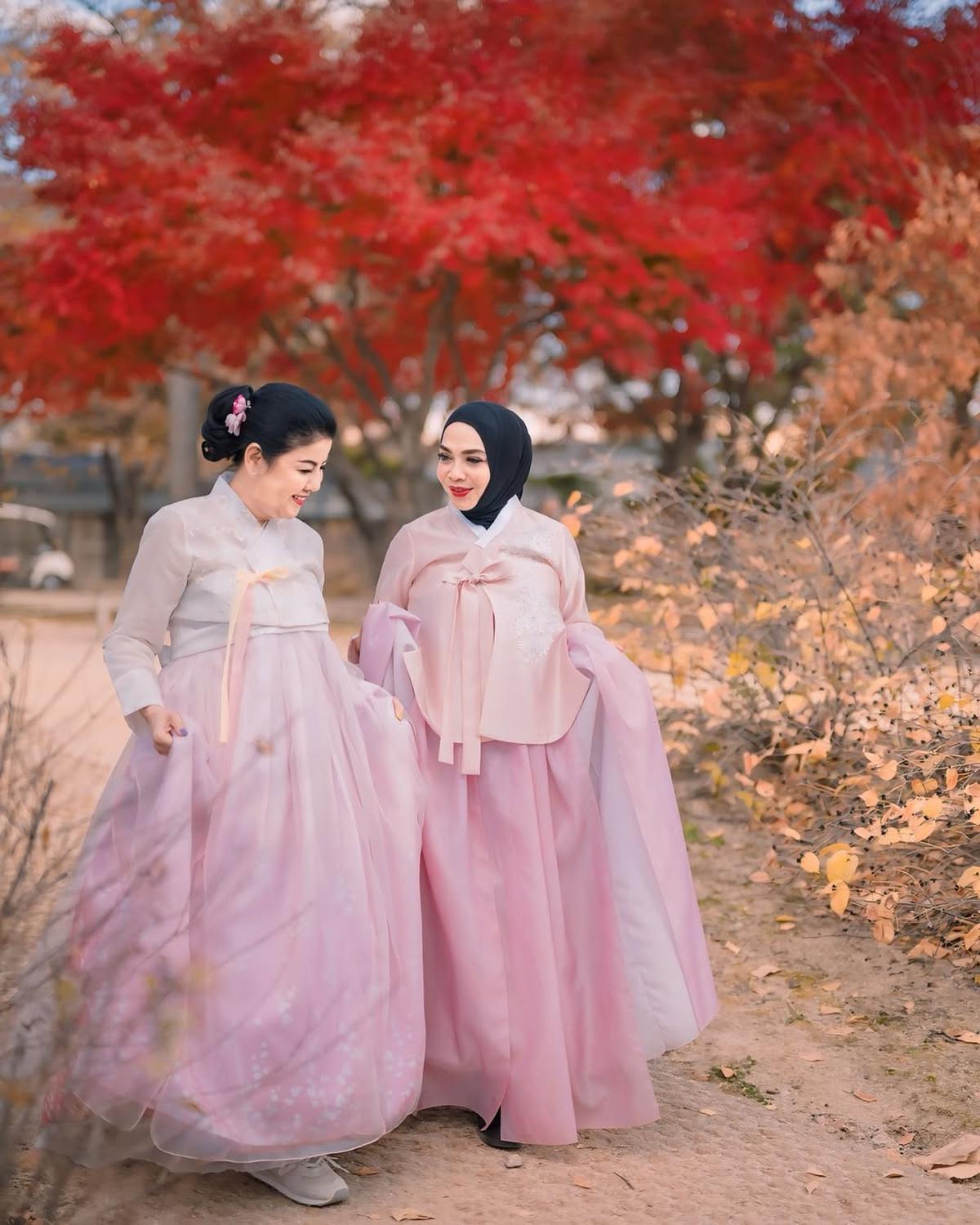 Potret Cantik Mami Rieta Amilia dan Desiree Tarigan Pakai Handbok di Korea, Bestie Awet Muda