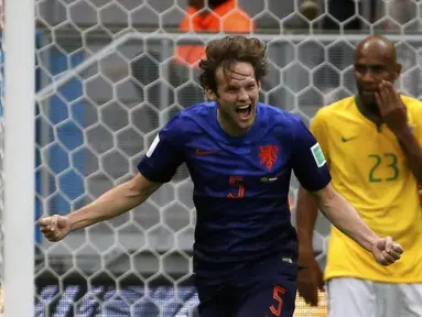 Selebrasi Daley Blind usai mencetak gol kedua Belanda ke gawang Brasil di Stadion Nasional Brasilia, (13/7/2014). (REUTERS/Jorge Silva)