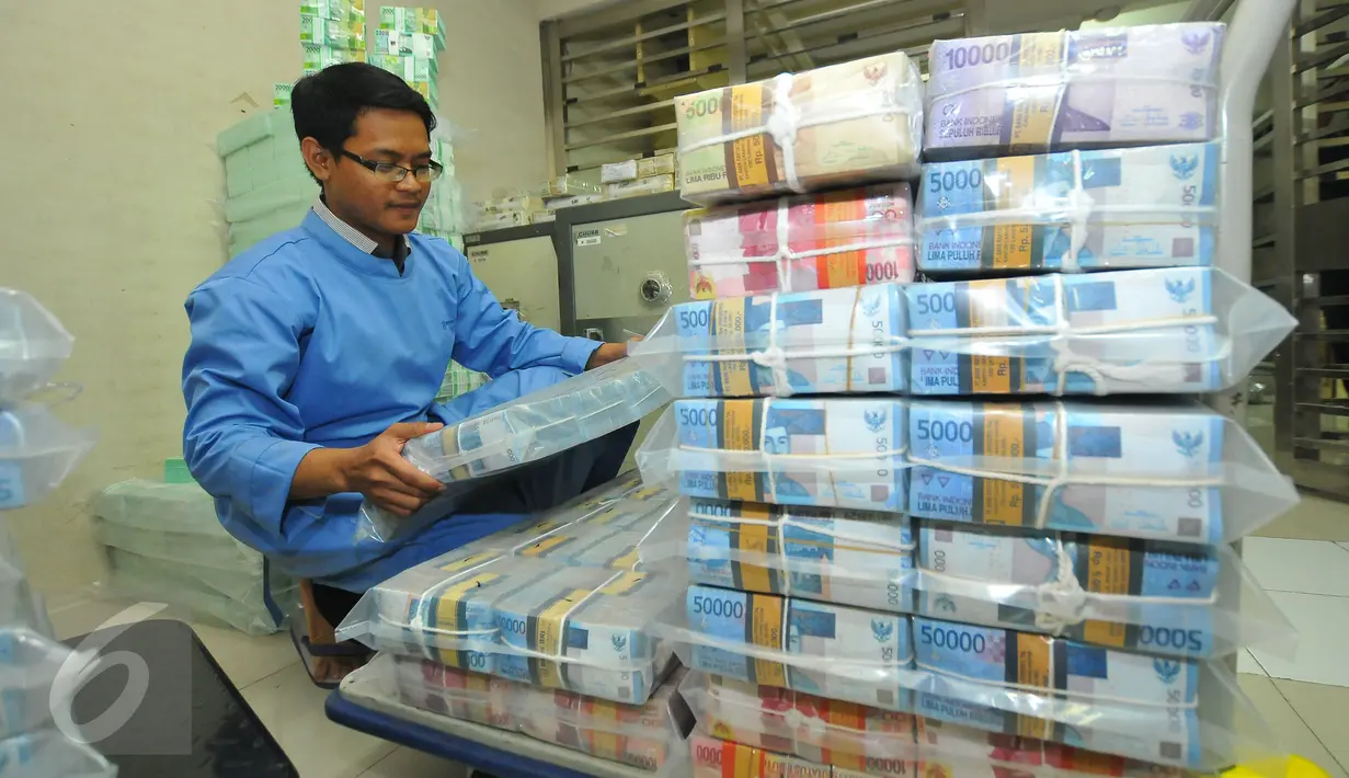 Pekerja menata uang di kantor BRI, Jakarta, Kamis (22/12).PT Bank Rakyat Indonesia Persero Tbk menyiapkan pasokan uang tunai Rp17 triliun untuk memenuhi kebutuhan transaksi masyarakat pada liburan Natal dan Tahun Baru 2017. (Liputan6.com/Angga Yuniar)