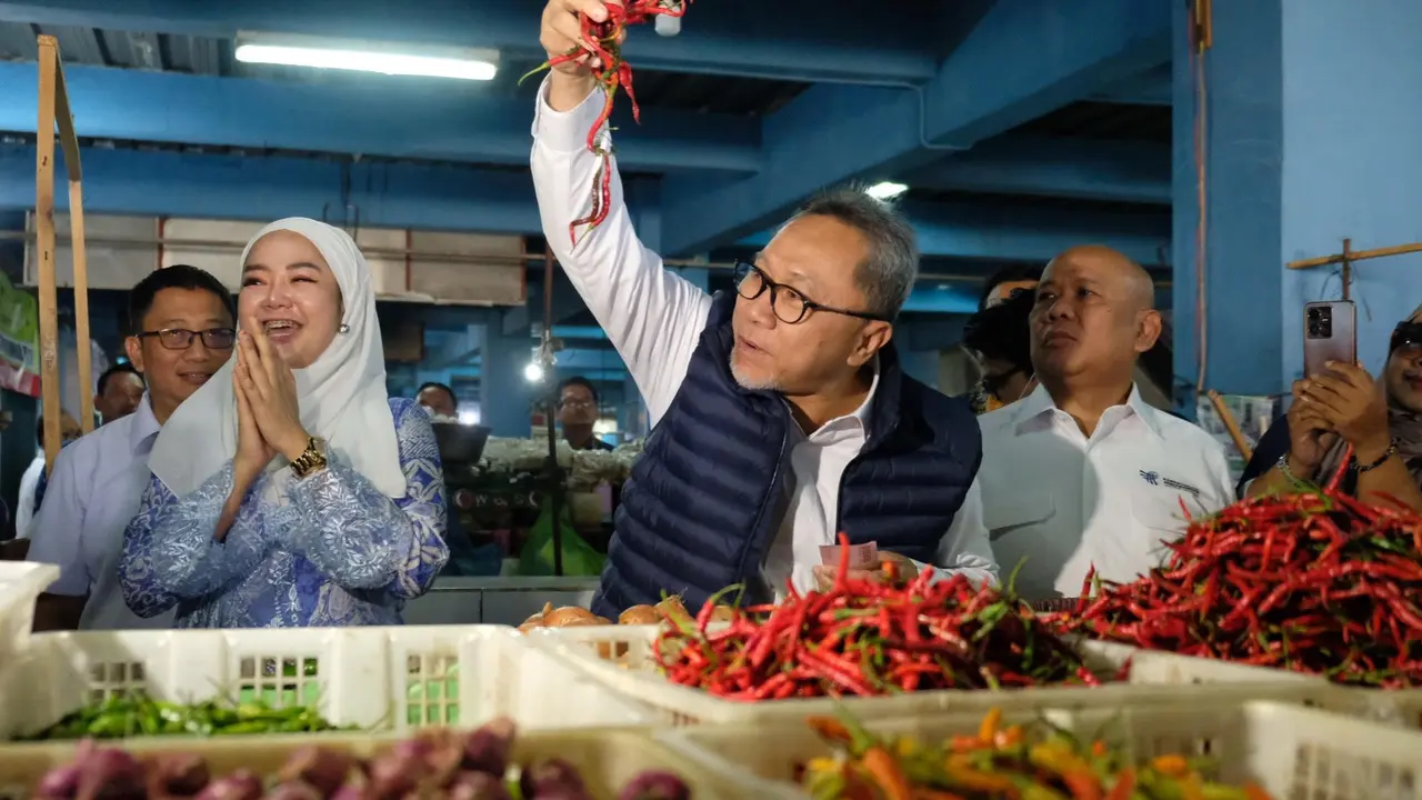 Menteri Perdagangan (Mendag) RI, Zulkifli Hasan melakukan kunjungan ke Pasar Bulu, Semarang, Jawa Tengah, Selasa (19/212/2023).