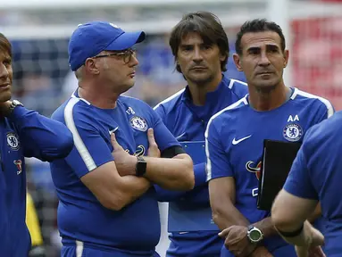Pelatih Chelsea, Antonio Conte (kiri) terlihat lesu usai pertandingan melawan Arsenal di FA Community Shield di Stadion Wembley, London, Inggris (6/8). The Gunners mengangkat trofi usai menang 3-1 atas Chelsea dalam adu penalti. (AFP Photo/Ian Kington)