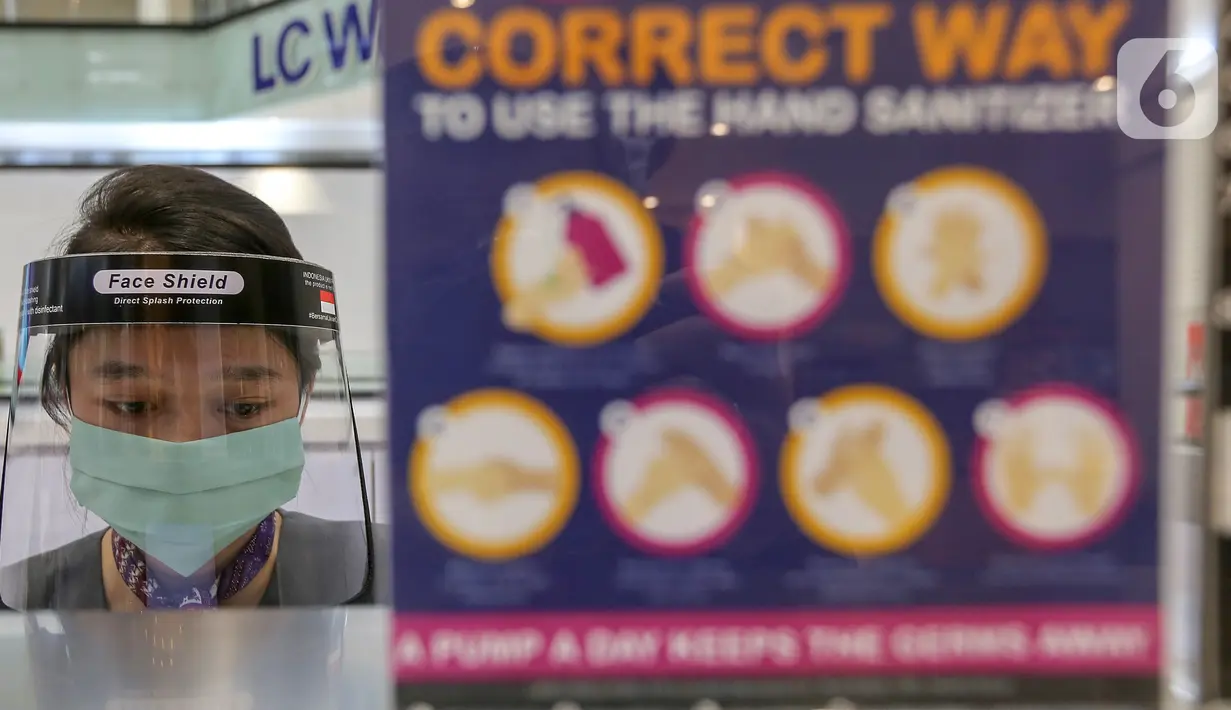 Petugas layanan concierge kenakan face shield di Lippo Mall Puri, Jakarta, Rabu (3/6/2020). Lippo Malls Indonesia (LMI) menerapkan prosedur kebersihan dan keamanan bagi pengunjung agar masyarakat tetap produktif, disiplin dan waspada terhadap penyebaran Covid-19. (Liputan6.com/Fery Pradolo)
