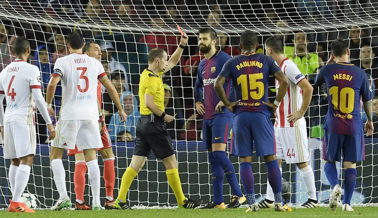 Bek Barcelona, Gerard Pique, mendapatkan kartu merah saat pertandingan melawan Olympiakos pada laga Liga Champions di Stadion Camp Nou, Kamis (19/10/2017). Barcelona menang 3-1 atas Olympiakos. (AFP/Lluis Gene)