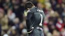 Reaksi kecewa kiper Liverpool, Alisson Becker setelah melakukan blunder saat laga leg pertama Liga Champions 2022/2023 melawan Real Madrid yang berlangsung di Anfield, Rabu (22/02/2023) WIB. Liverpool kalah dengan skor 2-5 dari Real Madrid. (AP Photo/Jon Super)