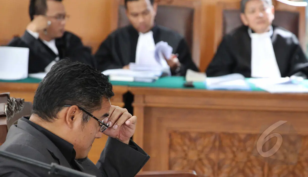 Ekspresi Dosen Hukum UMJ, Khoirul Hudha saat memberikan kesaksian dalam Sidang lanjutan praperadilan mantan Menteri ESDM, Jero Wacik di PN Jakarta Selatan, Jakarta, Rabu (22/4/2015).(Liputan6.com/Helmi Afandi)