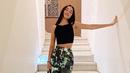 Padanan cropped black top dengan celana bermotif marble dipilih untuk memberi kesan SWAG looks. [IG: caitlinhalderman].