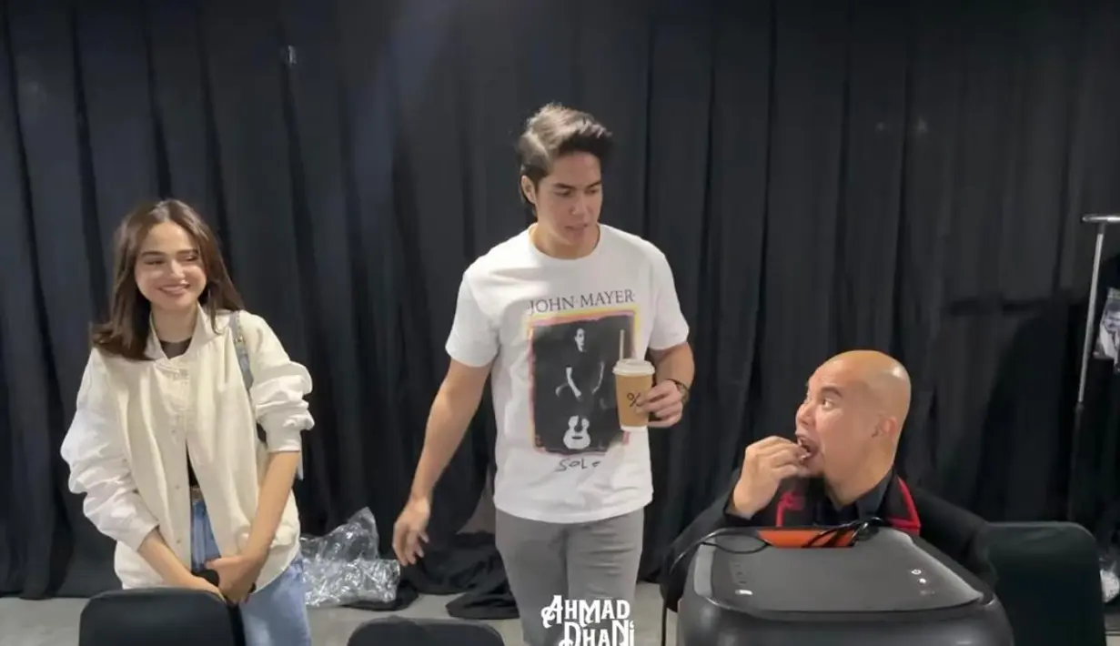 <p>Sementara itu untuk bawahannya, Syifa memilih ripped jeans. [YouTube/Ahmad Dhani Dalam Berita].</p>