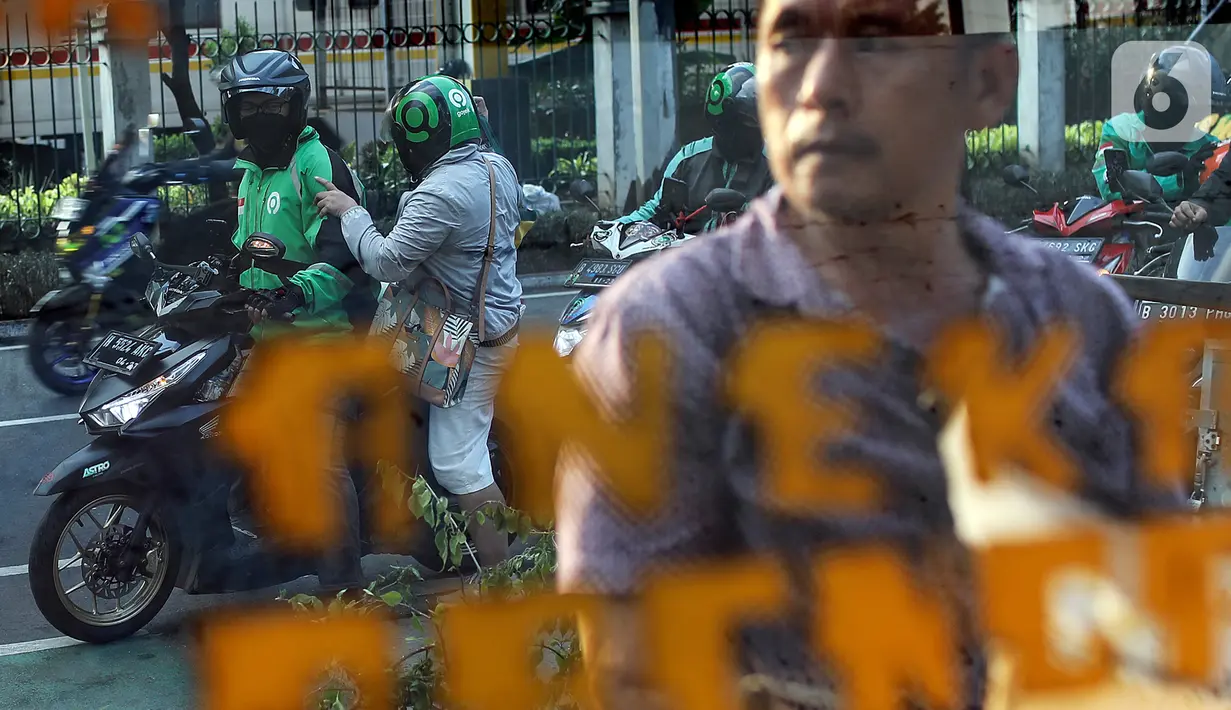 Pengemudi ojek online menjemput penumpang di depan Stasiun Palmerah, Jakarta, Selasa (6/9/2022). Kementerian Perhubungan (Kemenhub) memastikan segera menerbitkan regulasi kenaikan tarif ojek online (ojol). Hal itu menyusul kenaikan harga bahan bakar minyak (BBM) yang membuat beban operasional transportasi semakin besar. (Liputan6.com/Johan Tallo)