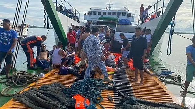 Penumpang kapal feri yang terbakar saat mendekati Pelabuhan Real, Provinsi Quezon, Filipina, Senin, 23 Mei 2022. (Penjaga Pantai Filipina melalui AP Photo)