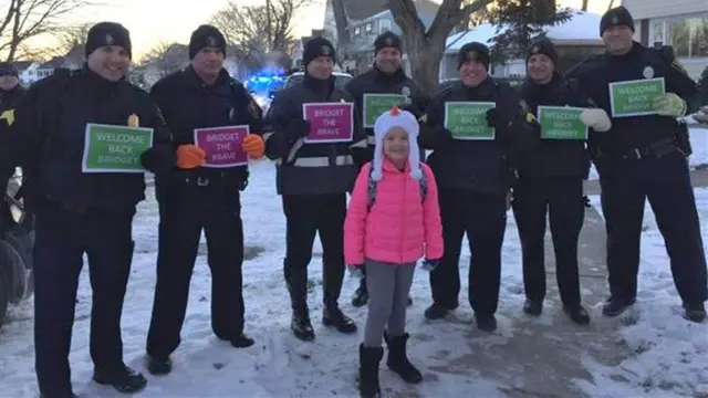[Bintang] Ratusan Orang Antar Gadis Ini ke Sekolah, Alasannya Bikin Terharu