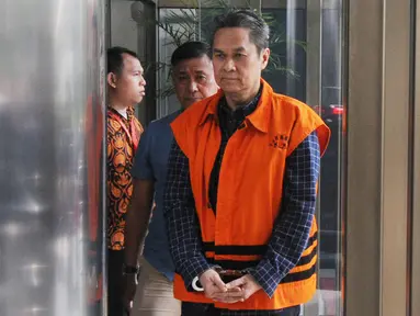 Direktur Keuangan PT Angkasa Pura (AP) II, Andra Y Agussalam berjalan masuk akan menjalani pemeriksaan lanjutan di Gedung KPK, Jakarta, Rabu (6/11/2019). Andra Y Agussalam diperiksa sebagai tersangka untuk melengkapi berkas. (merdeka.com/Dwi Narwoko)