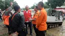 Petugas berbincang saat pendistribusian bantuan untuk korban banjir bandang dan longsor di Desa Cileuksa, Sukajaya, Bogor, Jawa Barat, Senin (6/1/2019). PMI mengerahkan helikopter karena lokasi bencana tidak bisa dijangkau melalui jalur darat. (Liputan6.com/Tim Media JK)