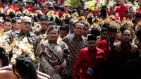 Ketua Umum Partai Gerindra Prabowo Subianto (dua kiri) saat menghadiri Kongres V PDIP di Bali, Kamis (8/8/2019). Prabowo ditemani Waketum Gerindra Edhy Prabowo dan Sugiono saat menghadiri Kongres PDIP. (Liputan6.com/JohanTallo)